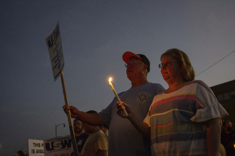 Union brethren join in candlelit solidarity outside NLMK